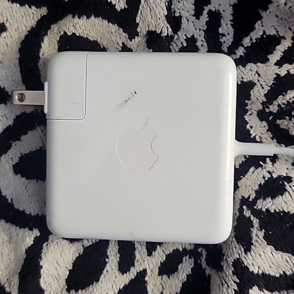 Apple 85 W Magsafe 2 Power Adapter for Mac book pro with retina display